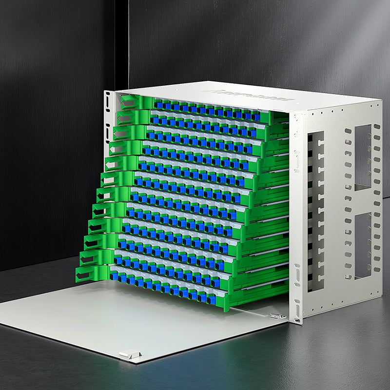 Painel de conexão de fibra óptica monomodo AMPCOM ODF OM2 de 24 portas com acopladores SC e pigtails.