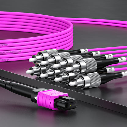 Cabo de fibra óptica multimodo OM4 50/125µm com 8 fibras, conector MPO UPC (fêmea) para 8 conectores FC UPC, revestimento magenta LSZH.